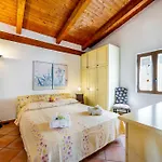 度假居 瓦坎扎别墅极光之家招待所 Laureana Cilento